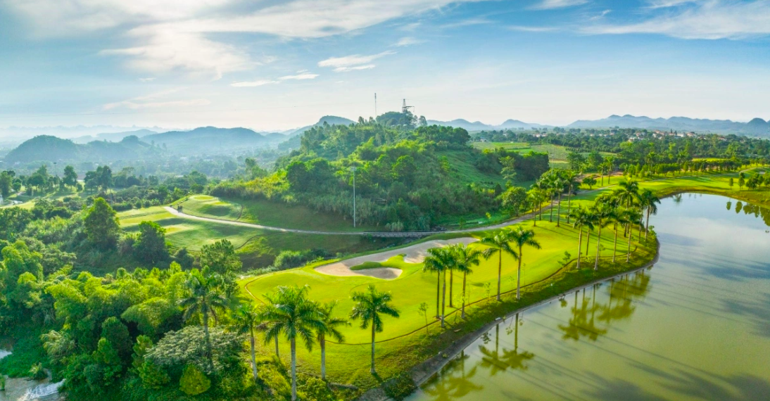Điểm đến du lịch nghỉ dưỡng với sân golf đẳng cấp tại Ninh Bình